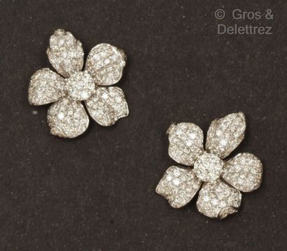 null Paire de boucles d’oreilles «Fleur» en or gris, entièrement pavées de diamants...