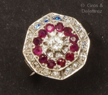 null White gold ring, set with a brilliant-cut diamond in a double surround of rubies...
