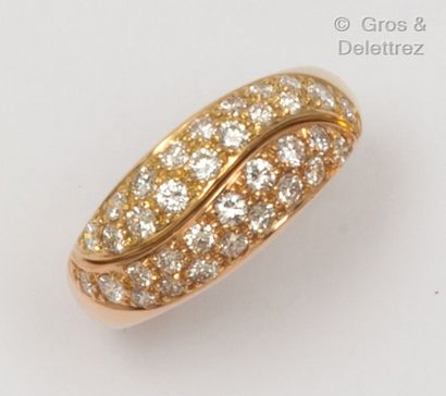 null Bague «Jonc» en or jaune, composée de deux rubans mouvementés sertis de diamants...