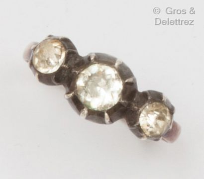 null Yellow gold and silver "Garter" ring, decorated with three stones on straw....