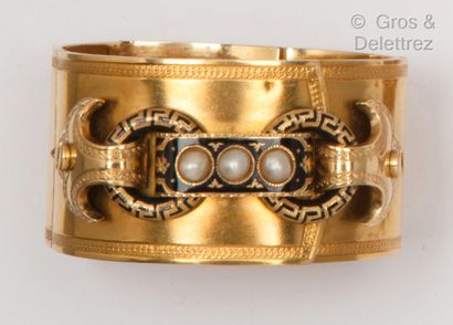 null Chiselled yellow gold cuff bracelet decorated with fleur-de-lys, adorned with...