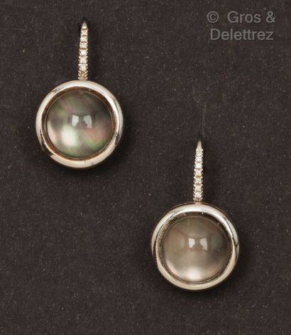 null Paire de boucles d’oreille en or gris, ornées chacune d’un cabochon de quartz...