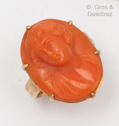 null Yellow gold ring with a cameo on coral representing the bust of a woman. Finger...