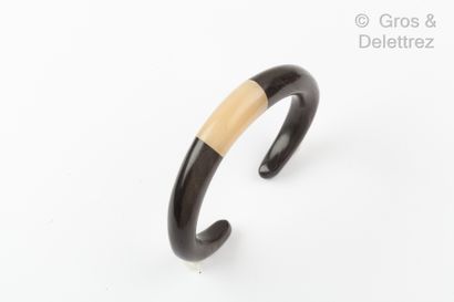 null Bracelet «Jonc» ouvert en corne brune et blanche. Tour de poignet: 19cm.