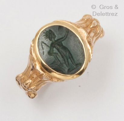 null Yellow gold ring (14K), decorated with an intaglio on jasper representing a...