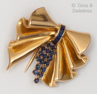 null Bow" brooch in yellow gold, featuring a fabric held by a line of calibrated...