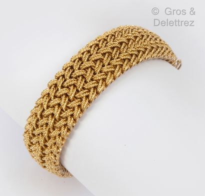 VAN CLEEF and ARPELS Flexible bracelet in braided yellow gold. Circa 1960. Signed...