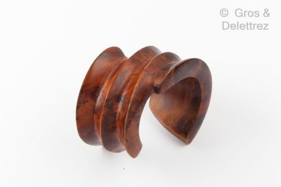 null Bracelet «Jonc» ouvert en bois à décor de godron. Tour de poignet: 15cm.