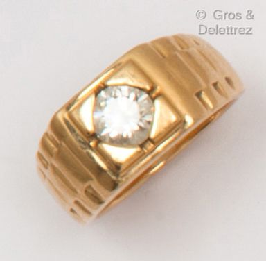 null Bague «Chevalière» en or jaune à décor géométrique, sertie d’un diamant de taille...