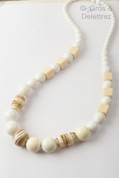 null Collier souple composé d’une chute de perle en résine blanche alternées de perles...