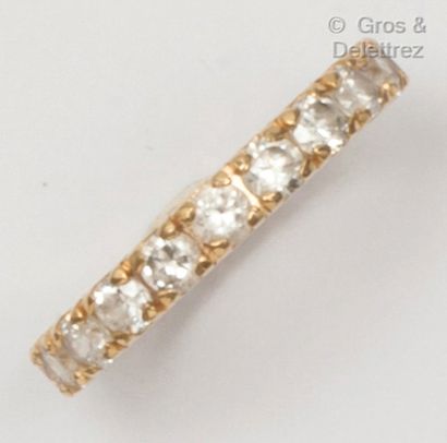 null Yellow gold wedding band, entirely set with white stones. Finger size: 1.9g....