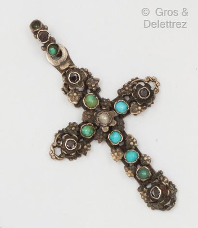 null Silver cross set with turquoise, pearls and faceted garnets. Length: 5,5cm....