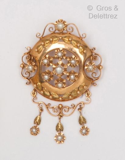null Brooch in enamelled yellow gold, set with cultured pearls holding three tassels...