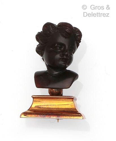 null Brooch in yellow gold, decorated with a bust of a child carved in tortoiseshell....