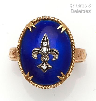 null Bague en or jaune (9K), ornée d’un cabochon de lapis-lazuli surmonté d’un motif...