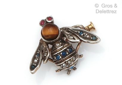 null Brooch " Insecte" en gold and silver, decorated with a tiger's eye cabochon,...
