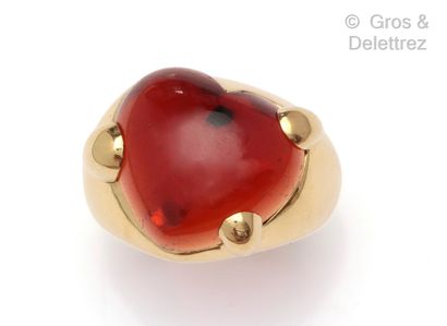 null Bague en or jaune, ornée d’un cabochon de rubellite taillé en cœur. Signée Pomellato....