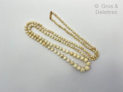 null Collier de perles de corail blanc, le fermoir en or rose. Longueur : 100cm....