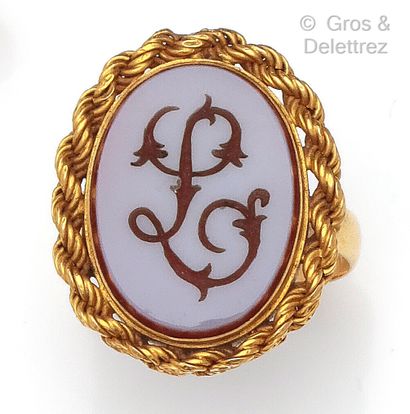 null Yellow gold ring, decorated with an intaglio on carnelian " L " in a twisted...