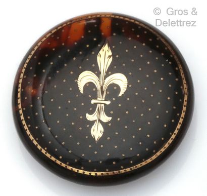 null Round tortoiseshell brooch, decorated with a golden fleur-de-lis. Work from...