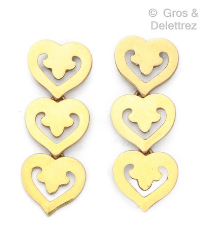 null Paire de pendants d’oreilles à décor de cœur stylisé ajouré en or jaune. Signés...