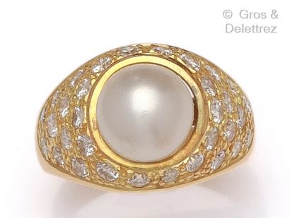 null Bague « Dôme » en or jaune, ornée d’une perle de culture dans un pavage de diamants...