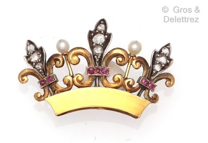 null Broche « Couronne » en or jaune et argent à décor de fleur de lys serties de...