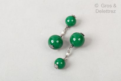 Christian DIOR, attribué à Paire de boutons de manchette, perles de verre vertes....