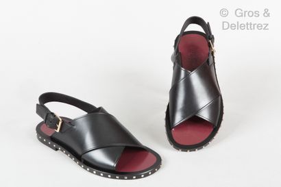 VALENTINO Paire de sandales ouverte « Soul Rockstud » en veau noir, semelles en cuir...