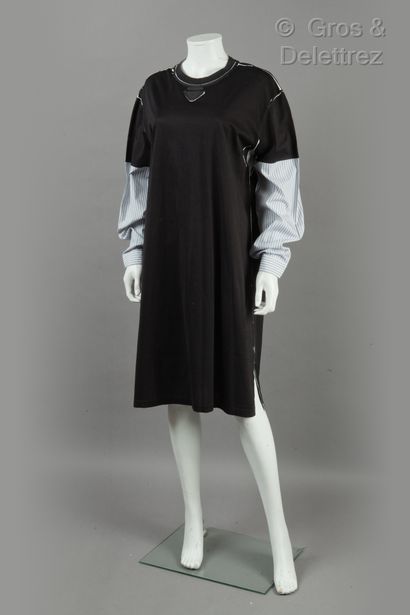PRADA Collection Prêt-à-porter Printemps/Eté 2018

Robe t-shirt en coton noir imprimé...