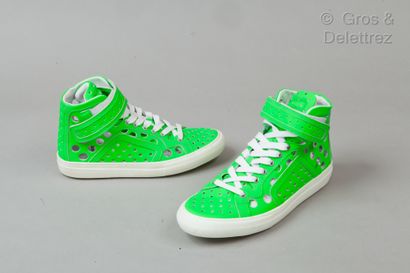 PIERRE HARDY Paire de sneakers à lacets en cuir perforé vert pomme et blanc, fermeture...