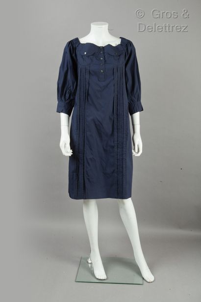 PRADA Collection Prêt-à-porter Printemps/Eté 2008

Robe en coton enduit marine, encolure...