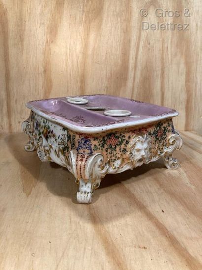 null Important rectangular rocaille porcelain inkwell resting on four feet in acanthus...