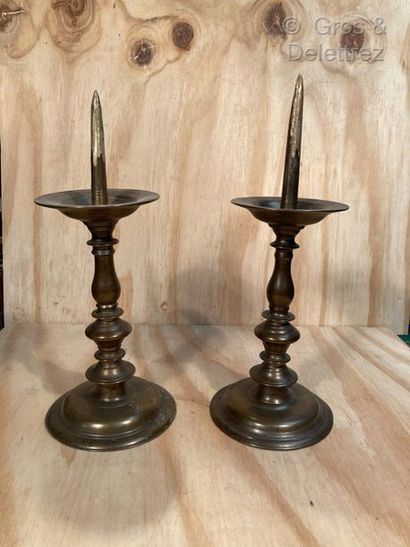 null Pair of small bronze candle sticks resting on large feet.

17th century style

Height:...