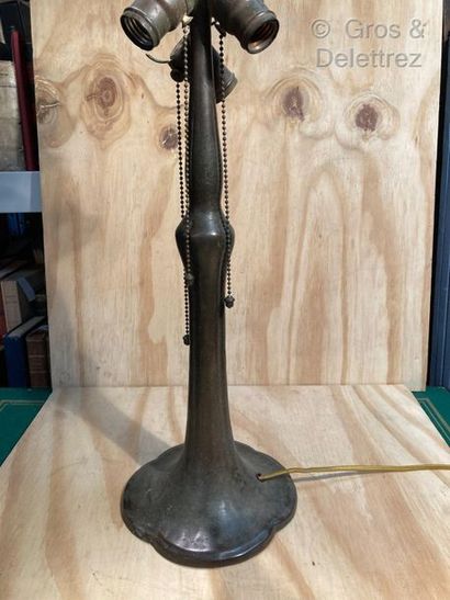 null Lampe en bronze patiné de forme végétale. Vers 1920. 

Haut. : 60 cm. 