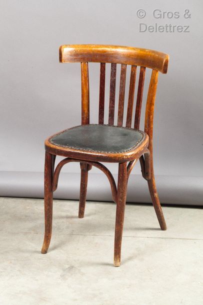 null REUNION DE QUATRE SIEGES :

- trois chaises en bois étuvé dans le genre de THONET

-...