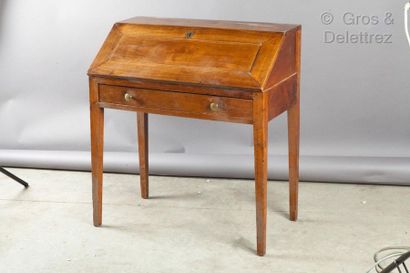 null PETIT BUREAU DE PENTE en bois fruitier ouvrant par un tiroir en ceinture surmonté...