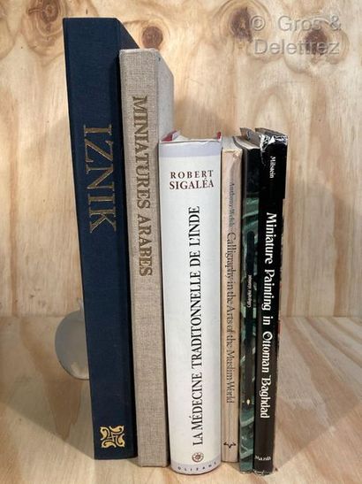 null Lot of six books on Islamic arts including Iznik, The Pottery of Ottoman Turkey...