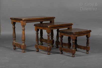 null 
Trois tables gigognes en bois tourné de style Louis XIII.
