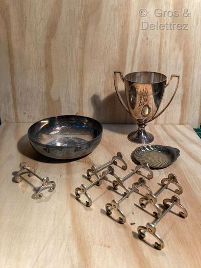 null Christofle. 

Silver plated metal set including a trophy, a shell cup, a bowl...