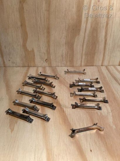 null Suite of eighteen silver plated metal knife holders in modernist style.

Goldsmith...