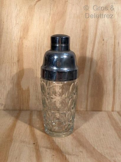 null Important shaker made of cut glass with geometric patterns and silver metal...