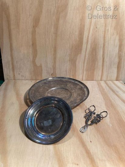 null Silver lot consisting of a bowl, a cup and a grape chisel. 

Minerva punch and...