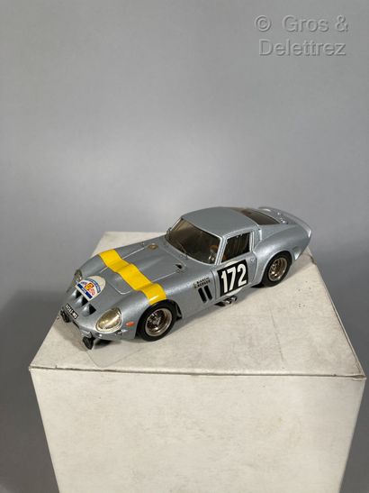 null FERRARI GTO 


Voiture miniature 1/43 de couleur grise numéro 172, 13e Tour...