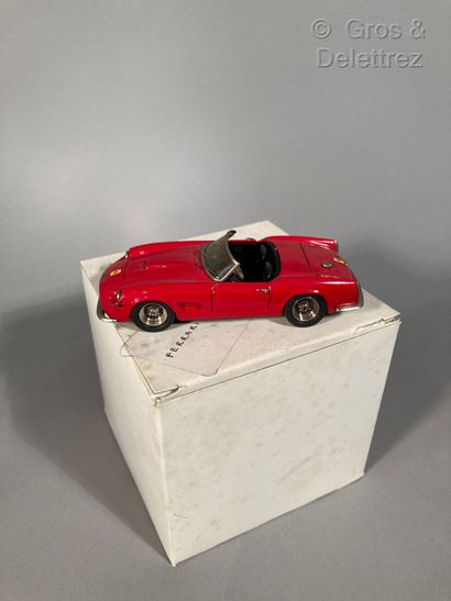 null MINICHAMPS - FERRARI 250 GT CALIFORNIA SWB


Voiture miniature de couleur rouge,...
