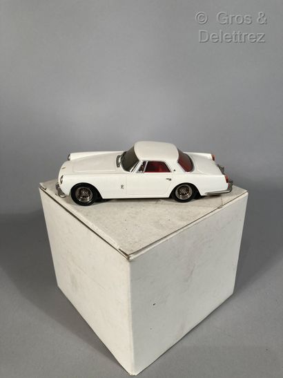 null AMR - FERRARI COUPE PININFARINA 250 GT' 58


Voiture miniature de couleur blanche,...