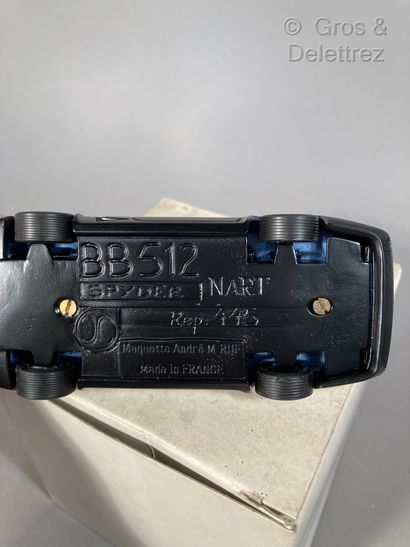 null FERRARI BB 512 SPYDER NART 


Voiture miniature de couleur bleue métalisée,...