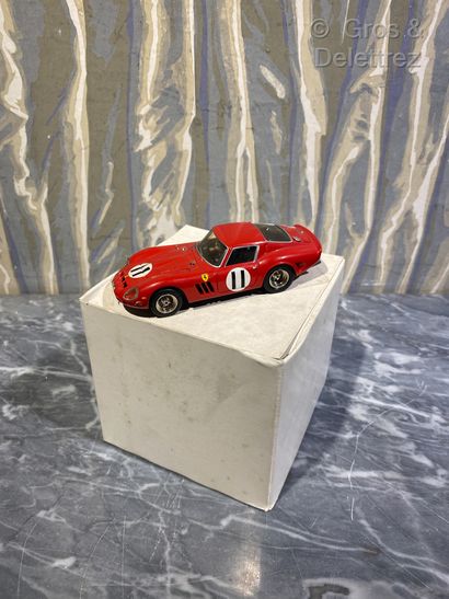 null FERRARI GTO 


Voiture miniature 1/43 de couleur rouge numéro 11, kit monté....
