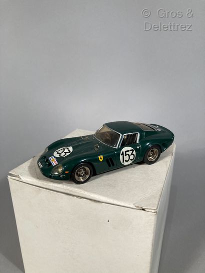 null FERRARI GTO 


Voiture miniature 1/43 de couleur verte numéro 153, 18e Tour...