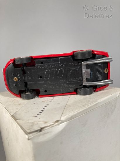 null FERRARI GTO 


Voiture miniature 1/43 de couleur rouge numéro 9, kit monté....